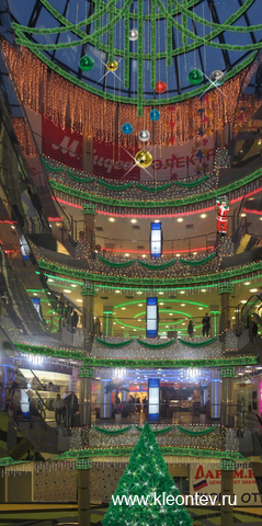 Новогоднее оформление атриума торгового центра в Казани