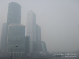 Здания Москва-сити в дыму
