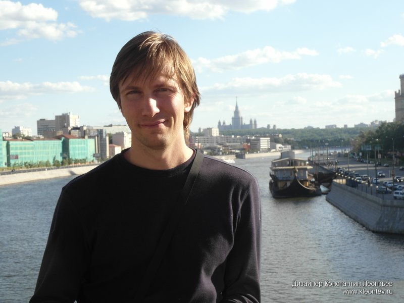 Фото парень на мосту над Москвой рекой