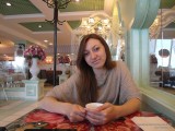 Фото девушки в кафе