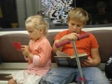 Дети читают в метро