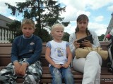Девушка и дети в парке